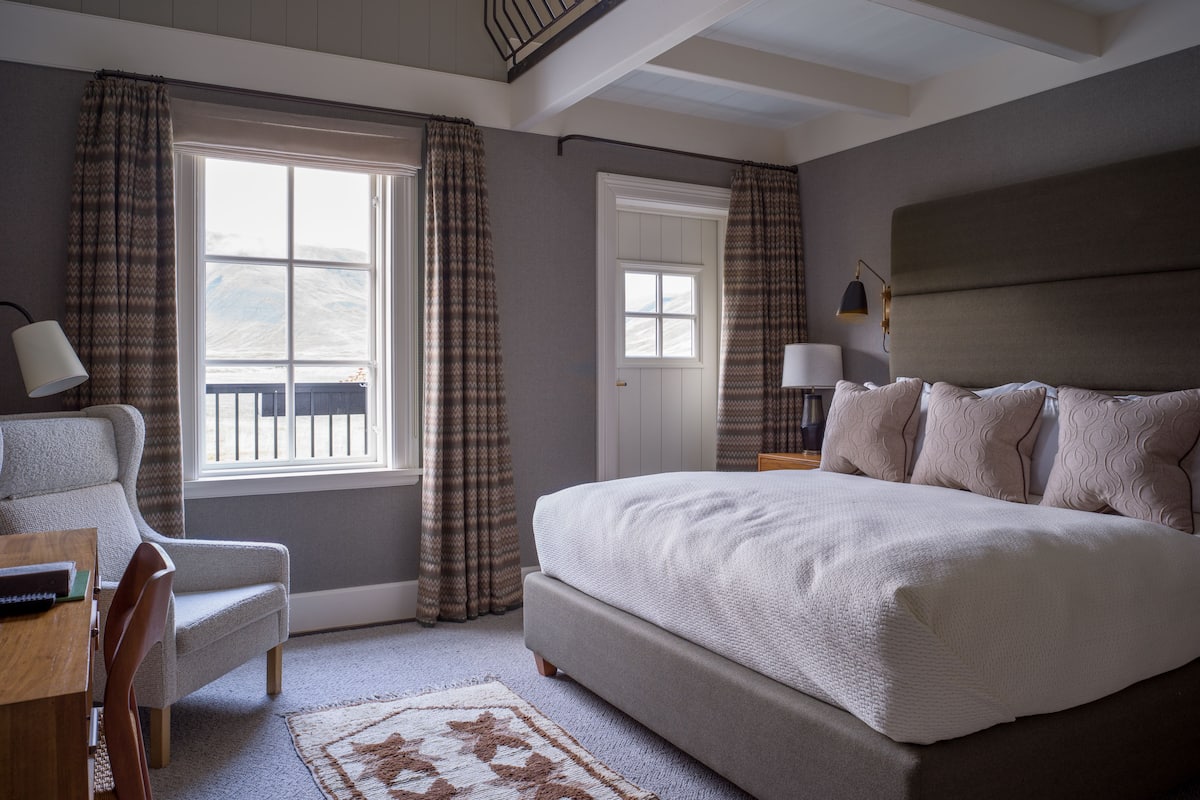 Premium bedding, free minibar, blackout curtains, free WiFi