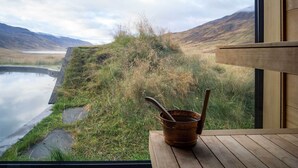 A rustic cabin with a view of a lake and mountains. - Eleven Deplar Farm - All inclusive (Skagafjörour)