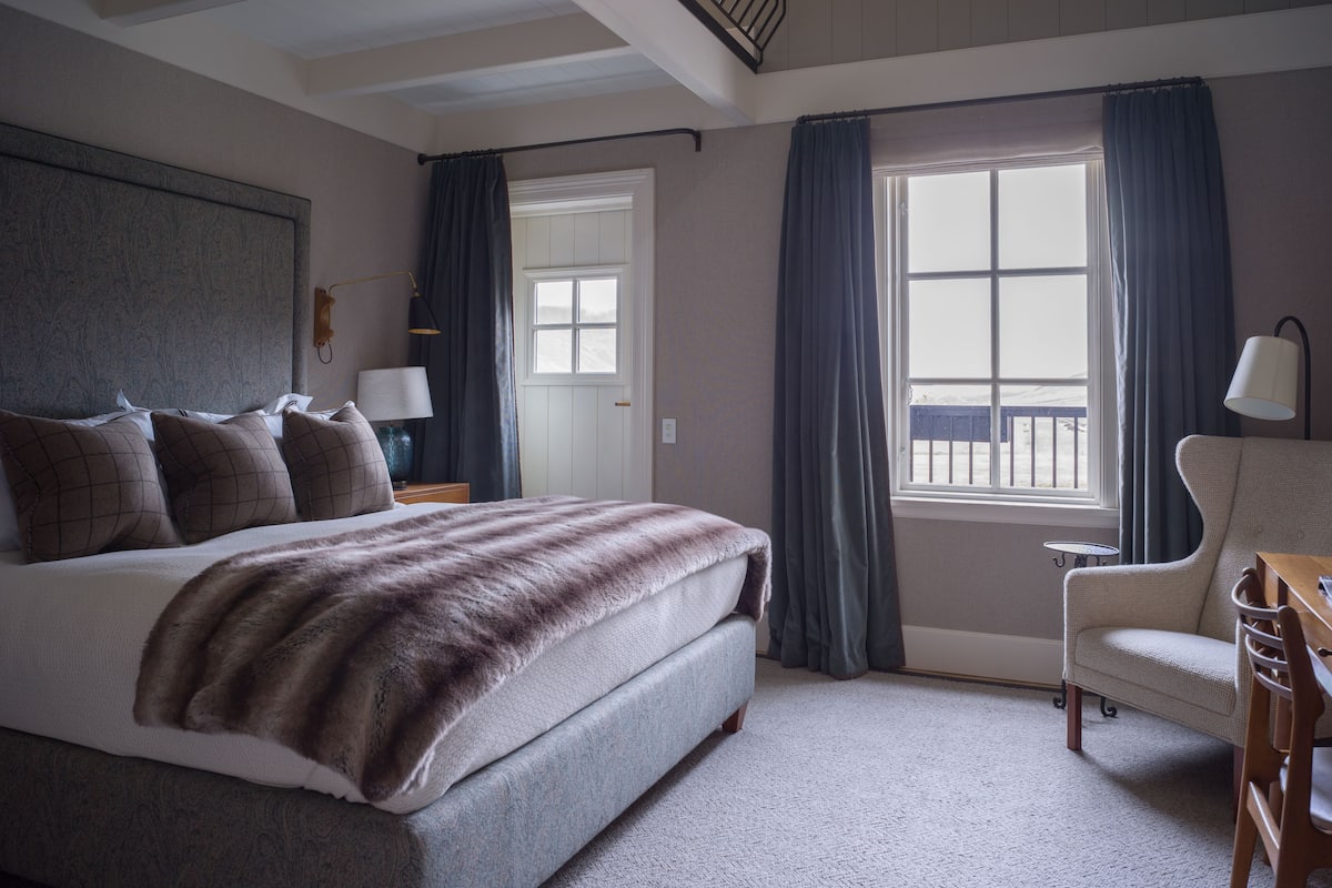 Premium bedding, free minibar, blackout curtains, free WiFi