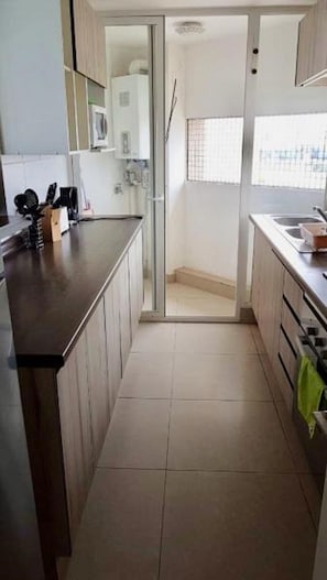 Tủ lạnh, lò nướng, bếp nấu, dụng cụ nấu nướng/bát dĩa/dao nĩa 