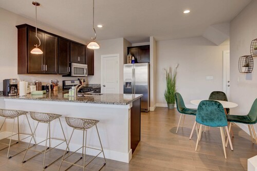 Marbella Lane Executive Townhome, 20 mins to Boulder