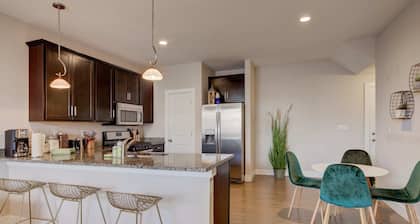 Marbella Lane Executive Townhome, 20 mins to Boulder