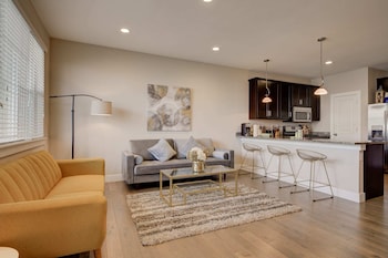 Marbella Lane Executive Townhome, 20 mins to Boulder