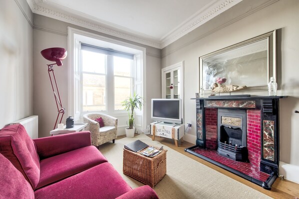 TV - Homely 2 Bedroom Apartment, Close To City Centre (Edinburgh)