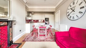 Unclassified image, 2 of 18, button - Homely 2 Bedroom Apartment, Close To City Centre (Edinburgh)