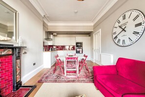 TV - Homely 2 Bedroom Apartment, Close To City Centre (Edinburgh)