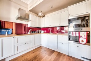 Fridge, dishwasher, freezer - Homely 2 Bedroom Apartment, Close To City Centre (Edinburgh)