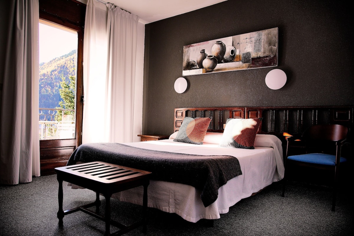 panoramic double room, 1 queen bed | laptop workspace, blackout curtains, free wifi, bed sheets