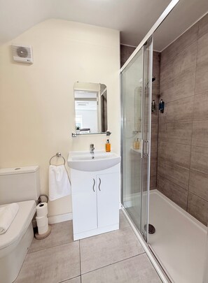 Superior Double Room | Bathroom | Shower, free toiletries, hair dryer, towels - The Hedley Townhouse (Bournemouth)