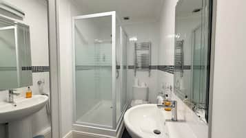Deluxe Double Room | Bilik Mandi | Pancuran mandi, kelengkapan dandanan diri percuma, pengering rambut