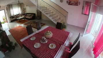 Sarapan masakan setempat setiap hari (MAD 50 per orang)