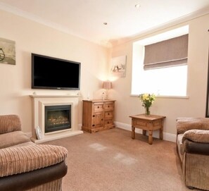 Apartment, 2 Bedrooms | Living area
