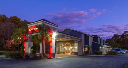 Econo Lodge Inn & Suites
