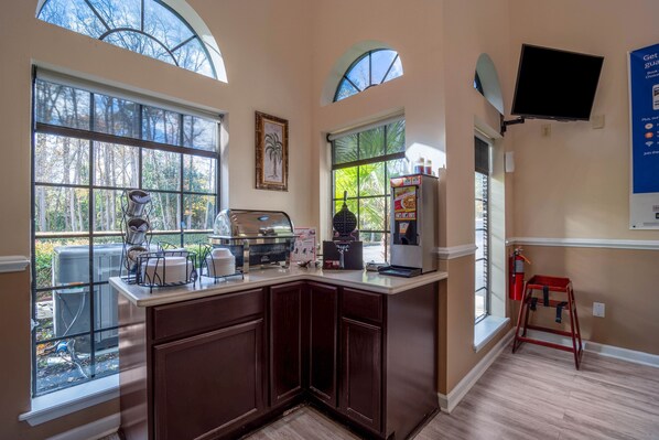 Free daily continental breakfast - Econo Lodge Inn & Suites (Cayce)