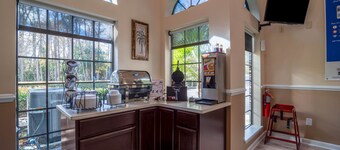 Econo Lodge Inn & Suites