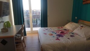 Individually furnished, desk, blackout curtains, iron/ironing board - La casa del viaggiatore (Catania)