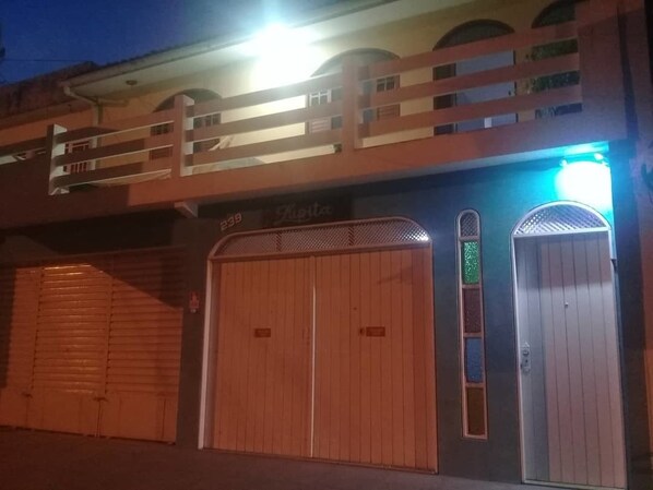 施設の正面 (日没後)