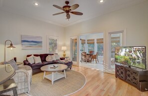 Smart TV - 28 Beachwood West by AvantStay | Close to Beach, Multiple Decks & Private Pool! (Isle of Palms)