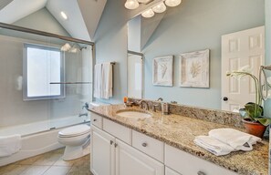 Combined shower/bathtub, hair dryer, towels, soap - 28 Beachwood West by AvantStay | Close to Beach, Multiple Decks & Private Pool! (Isle of Palms)