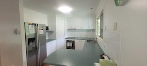 Fridge, microwave, oven, stovetop - Cabbage Palm Holiday Home (Agnes Water)