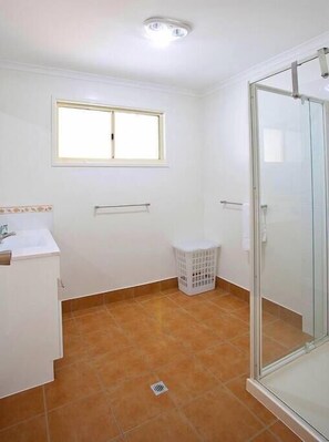Douche, serviettes fournies