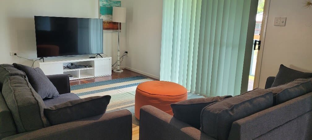 Télévision, chaîne hi-fi, espaces bureaux