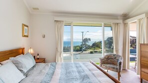 3 bedrooms, bed sheets - SEAVIEWS MORNINGTON.... (Mornington)