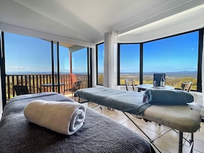 1 bedroom, iron/ironing board, internet, bed sheets - Villa 6 @ Bimbadeen Estate - Spa studio for 2 - Amazing views at every turn (Mount View)