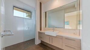 Bathroom - 9 Charmandene Court, Absolute beach frontage  in Cowes with water views! (Cowes)