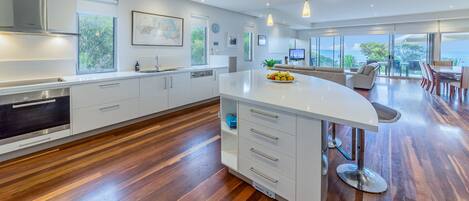 雪櫃、微波爐、焗爐、爐具