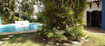 HOUSE WITH SPECTACULAR POOL