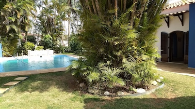 HOUSE WITH SPECTACULAR POOL