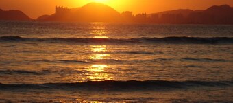 HOUSE WITH SPECTACULAR POOL