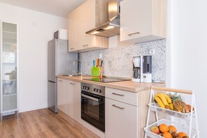 Kühlschrank, Mikrowelle, Ofen, Herdplatte