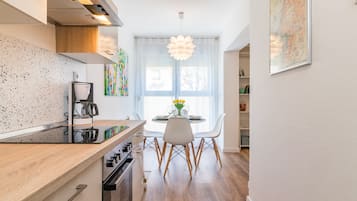 Kjøleskap, mikrobølgeovn, ovn og kokeplater