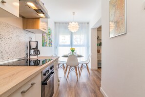 Kühlschrank, Mikrowelle, Ofen, Herdplatte