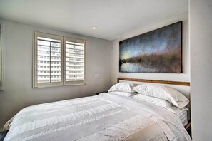 1 bedroom, Internet, bed sheets - Harbor Views + Private Deck: Waterfront P-Town Apt (Provincetown)