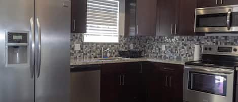 Frigorifero, microonde, forno, piano cottura