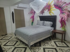 1 bedroom, free WiFi, bed sheets - KINGSTOWN 1 BEDROOM RIGHT IN TOWN! WALKING DISTANCE TO EVERYTHNG VINCY! (Kingstown)