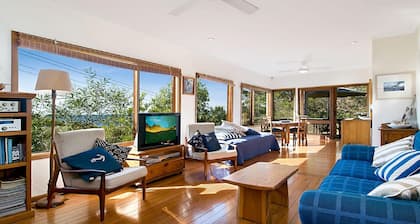 Charming Cottage Retreat by HolidayCo.