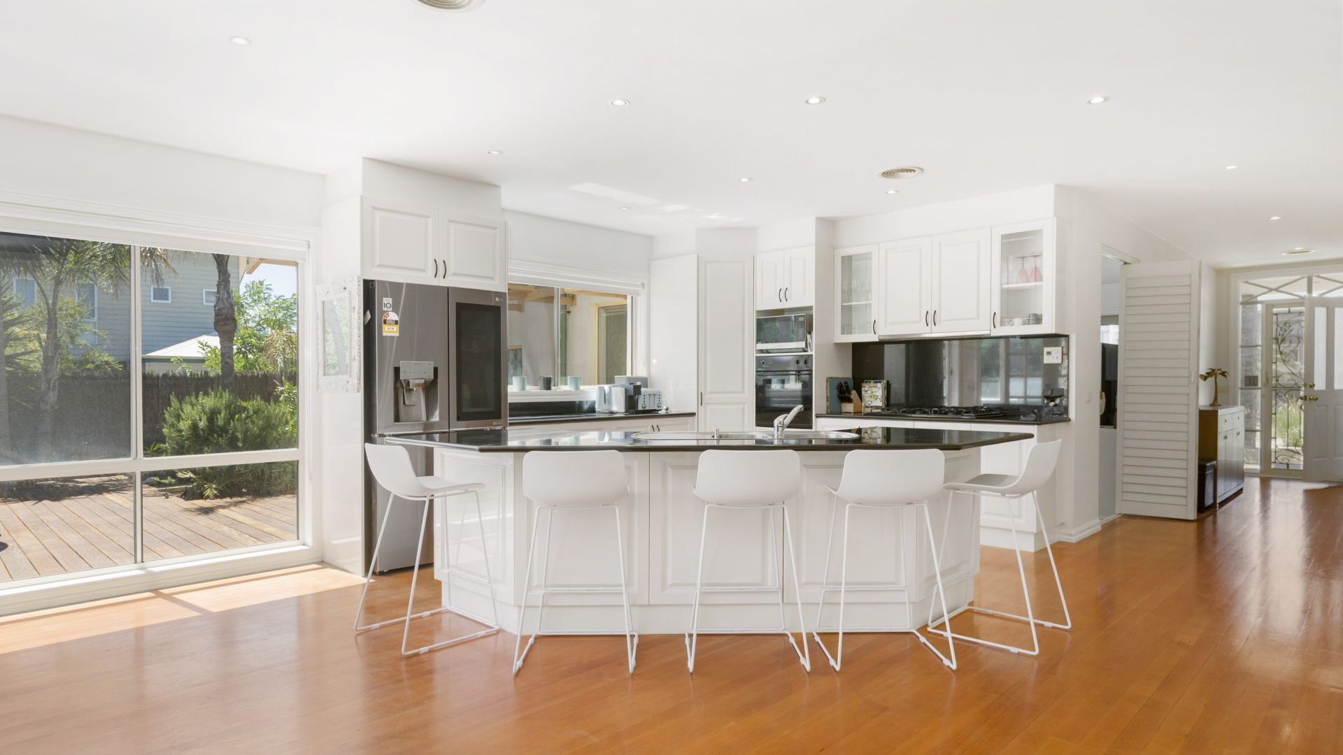 雪櫃、微波爐、焗爐、洗碗機