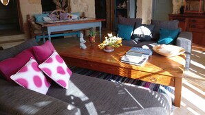 Una sala de estar acogedora con chimenea, una mesa de centro de madera y asientos cómodos.