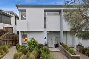 Exterior - A Touch Of Class (Lorne)