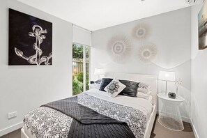 3 bedrooms, internet, bed sheets - A Touch Of Class (Lorne)