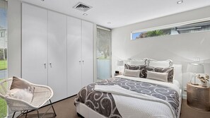 3 bedrooms, Internet, bed sheets - A Touch Of Class - Forget The Car! (Lorne)