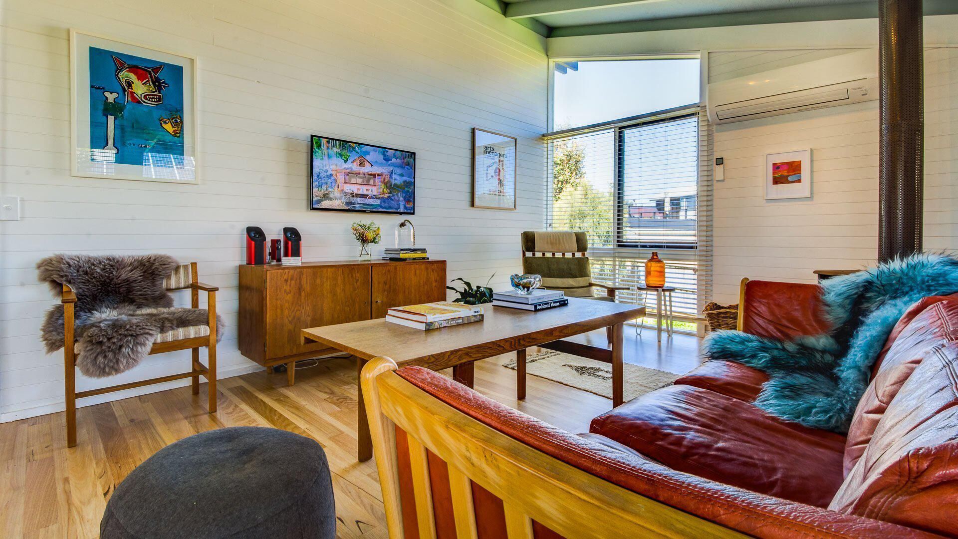 Televisión, chimenea, reproductor de DVD y libros 