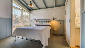 2 bedrooms, Internet, bed sheets - Ocean Reach Retreat - sleeps 4 (CAPE WOOLAMAI)