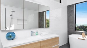 Bathtub, hair dryer, towels - Nobleview, Gerringong, South Coast (Gerringong)