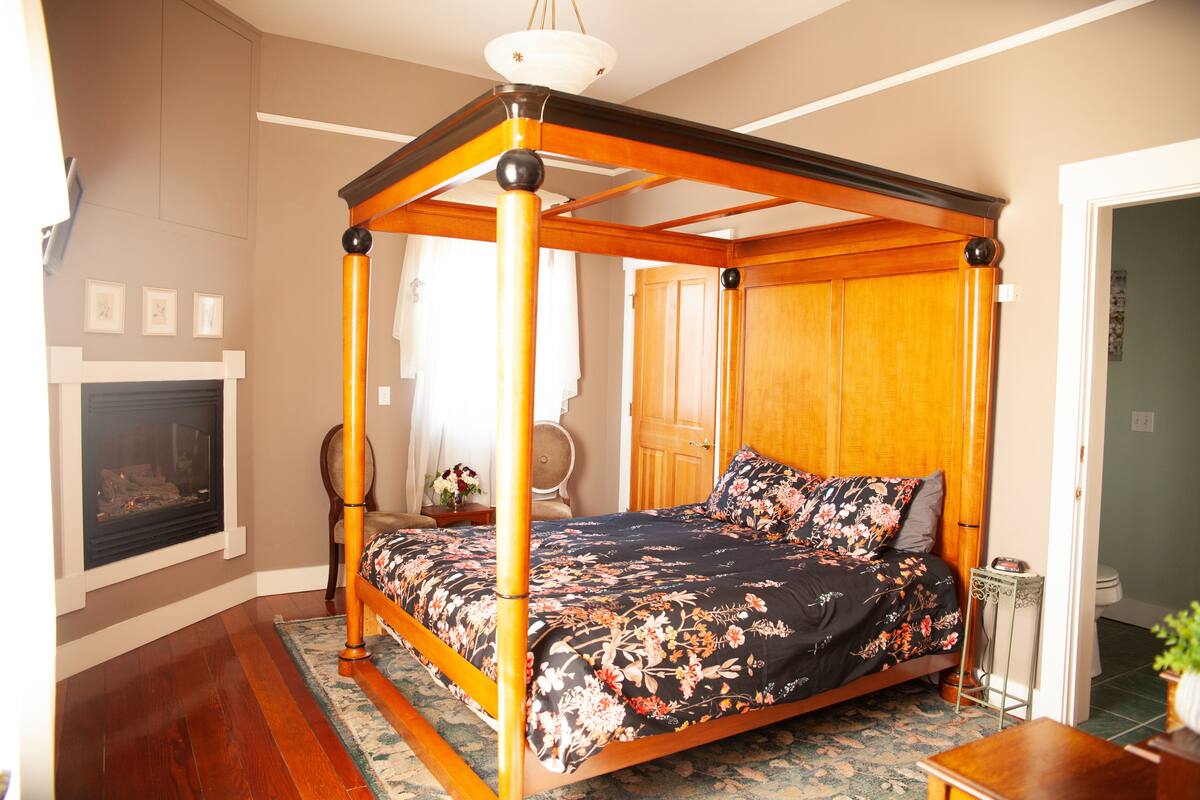Daisy Room | Premium bedding, down duvets, pillow-top beds, blackout curtains