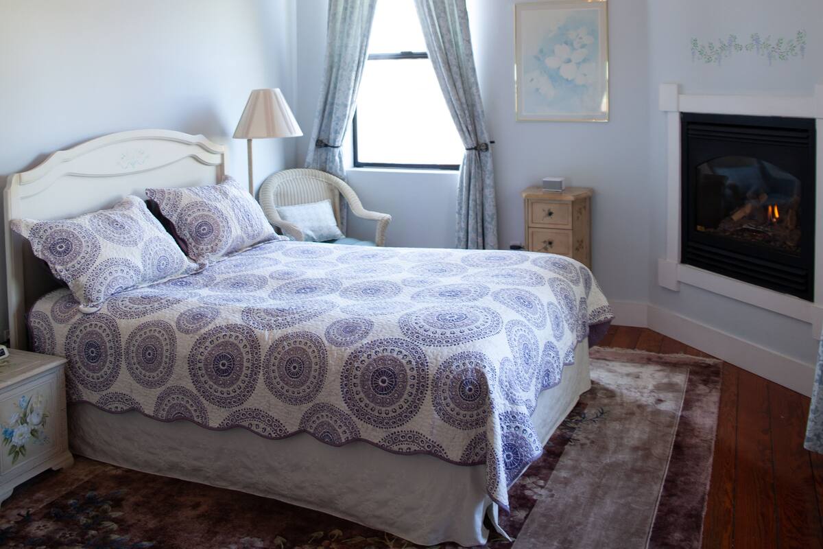 Wisteria Room | Premium bedding, down duvets, pillow-top beds, blackout curtains
